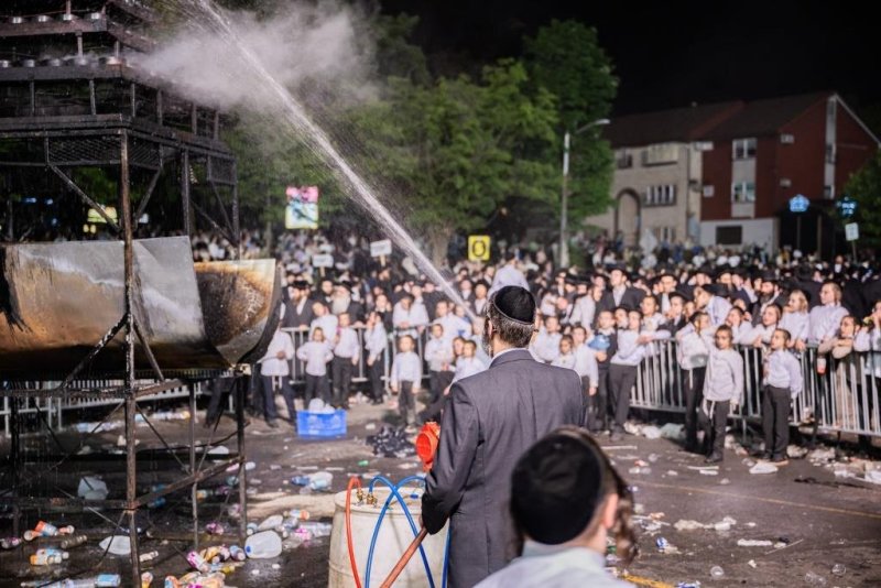 בחצרות סאטמר