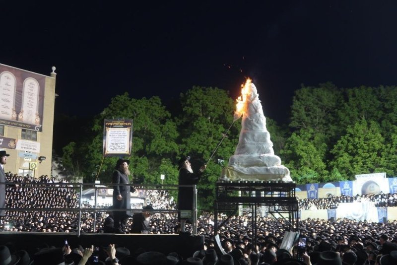 בחצרות סאטמר