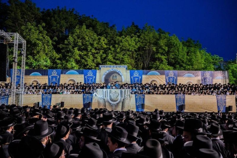 בחצרות סאטמר