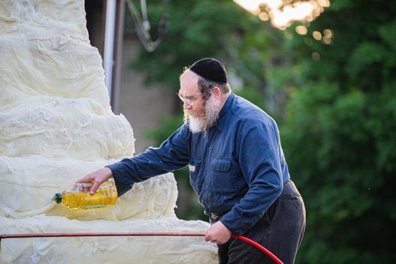 בחצרות סאטמר