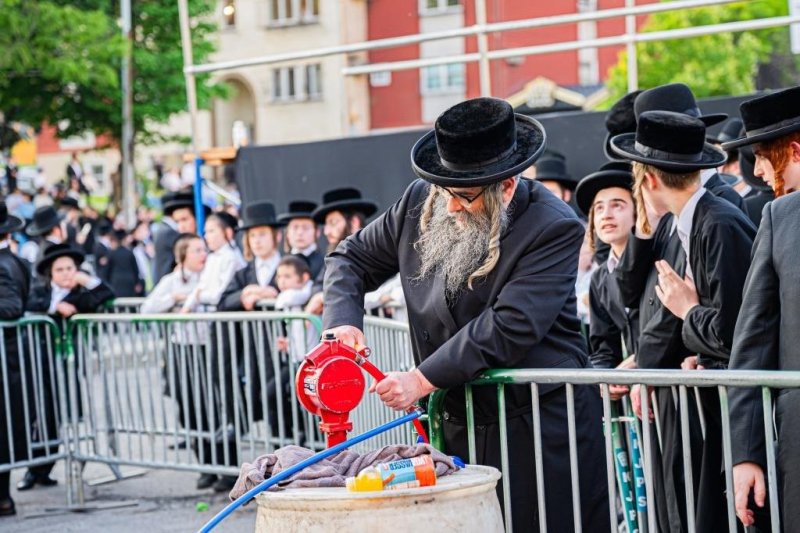 בחצרות סאטמר