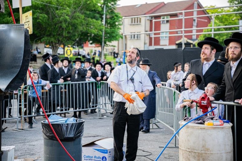 בחצרות סאטמר