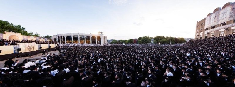 בחצרות סאטמר