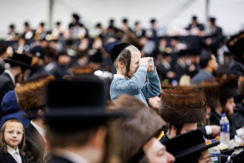 בחצרות סאטמר