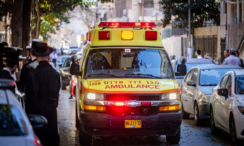בעיר החרדית: מבוגר נפגע מרכב - סובל מחבלות בראש ובחזה