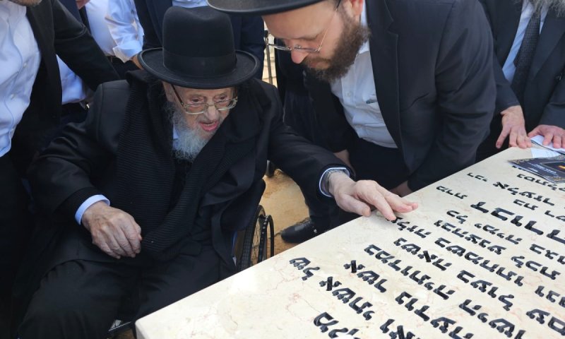 אשת חבר: רבינו ראש הישיבה הגרמ"צ ברגמן עלה לקברה של הרבנית