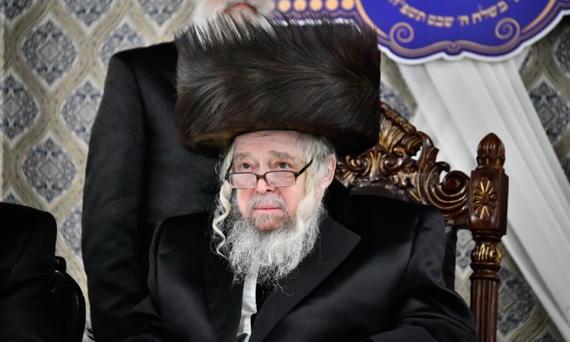 המצב עדיין קריטי: תפילות לשלומו של הרבי מקרעטשניף סיגעט