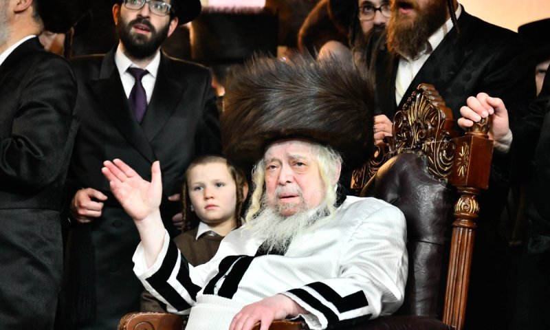 באמצע מנחה: האדמו"ר התמוטט ופונה לבית החולים - מצבו קשה מאוד