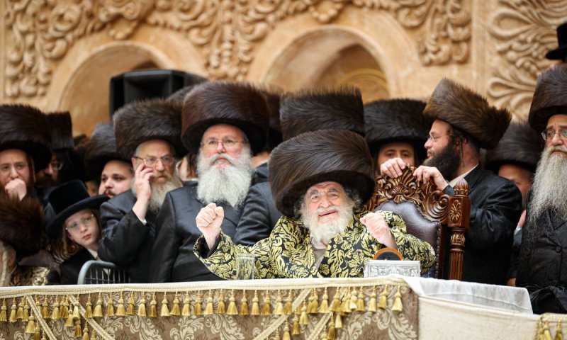 התרגשות שיא בויז'ניץ: האדמו"ר הופיע בשמחת החתונה לנכדתו | תיעוד ענק