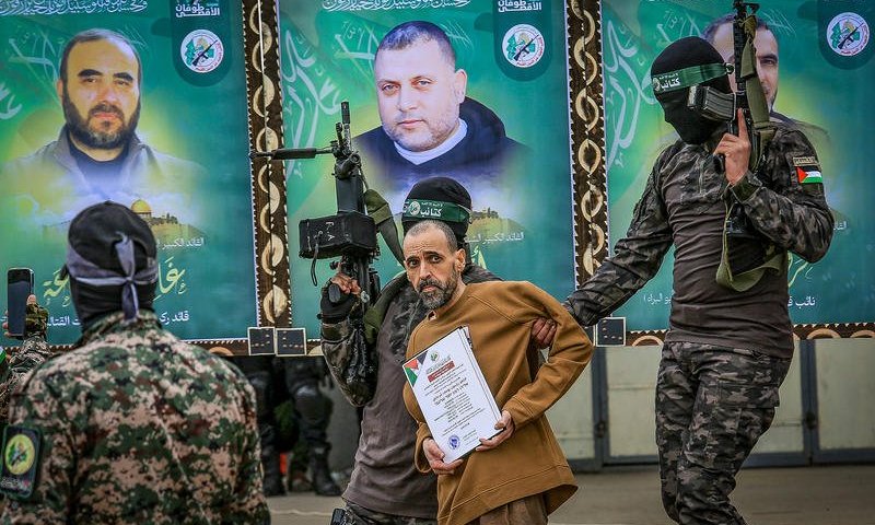 חיוורים ורזים, בטקס אכזרי: שלושה חטופים שוחררו משבי חמאס