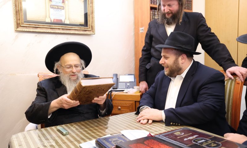 האדמו"ר פתח בסילודין את העתק סידורו של הבעל שם טוב הקדוש