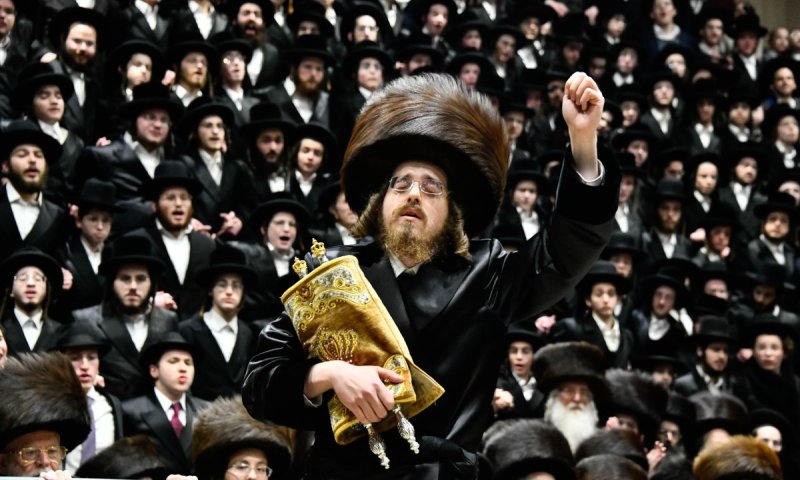 הרבי מסאדיגורה רקד עד כלות הכוחות עם "דעם רעבינ'ס ספר תורה" | תיעוד ענק