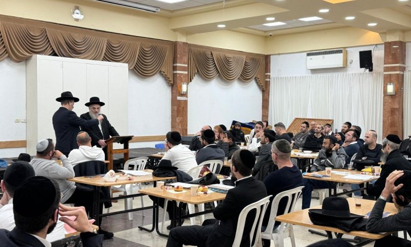 באורח נדיר: ראש הישיבה הגר"ח פיינשטיין במדרשה למתקרבים