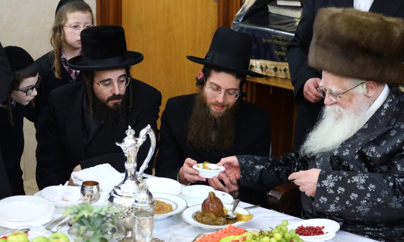 רחוב הרצל בחיפה: הרבי חילק ממרקחת האתרוגים