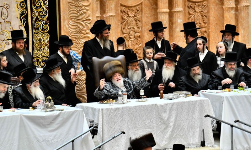 טיש ט"ו בשבט בויז'ניץ: אלפי חסידים השתתפו וקיבלו פירות