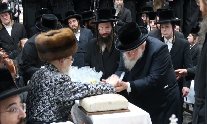 רמת ויז'ניץ בחיפה: זקני החסידים עברו לקבלת פירות מהרבי