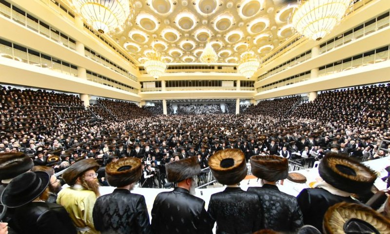 מעמד מרגש בויז'ניץ: אלפים באו להיפרד מהרבי לפני צאתו ללוס אנג'לס