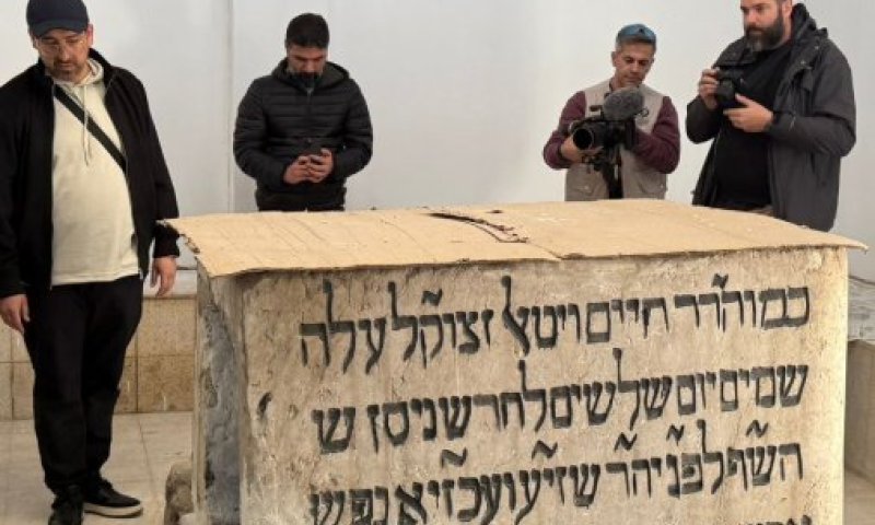 משלחת יהודים התפללה בקברו של רבי חיים ויטאל בסוריה