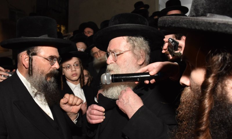 תיעוד מהלוויה: האחים הרבנים לבית גשטטנר קרעו קריעה על אמם