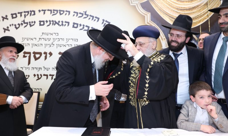 בשבת 'קו ההלכה': נשיא המועצת חבש כובע 'המבורג' לגר"י אשכנזי 