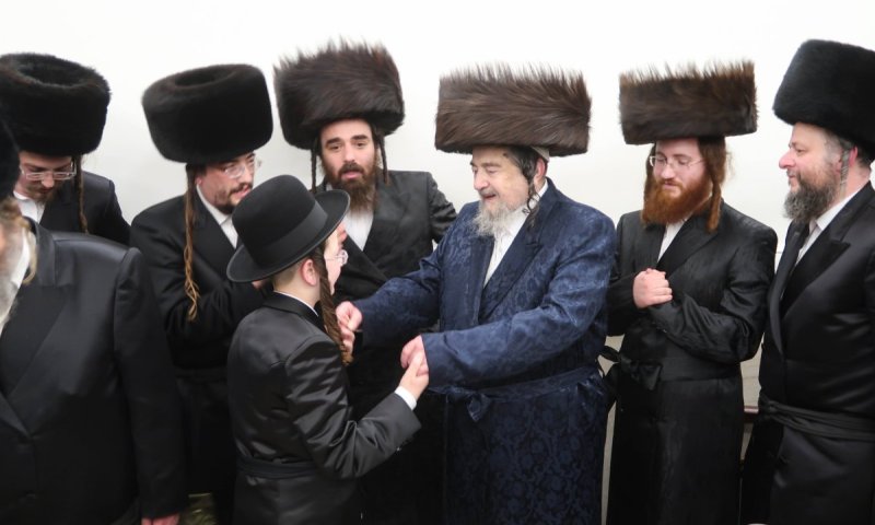 תיעוד: רבי יעקב מאיר רקד עם נינו בשמחת בר המצווה