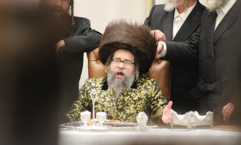 יחד עם החבורה: מאות נהרו בבית שמש לטיש של הרבי מסקולען