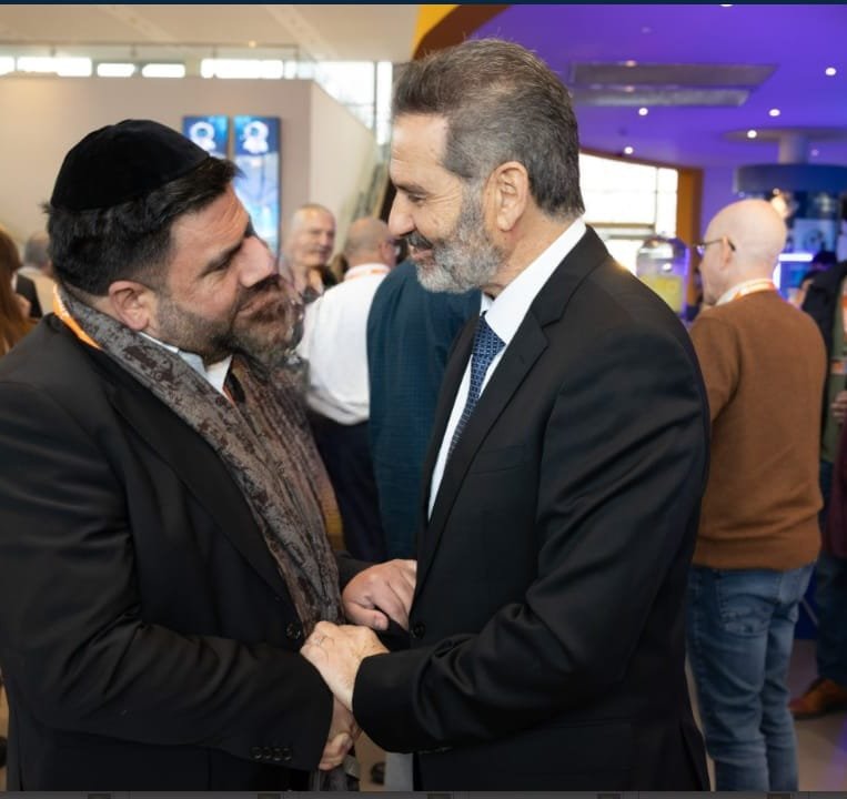 באדיבות המצלם
