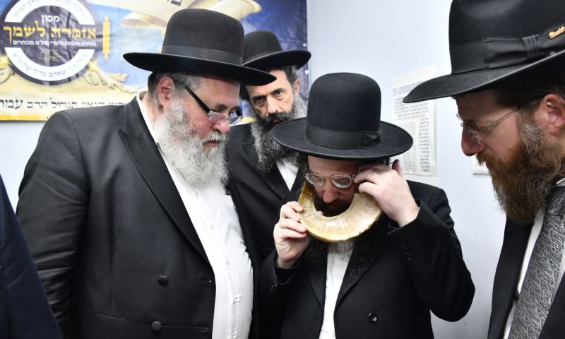 תיעוד: הפוסק רבי עמרם פריד סייר במכון הסת"ם שבנשיאותו