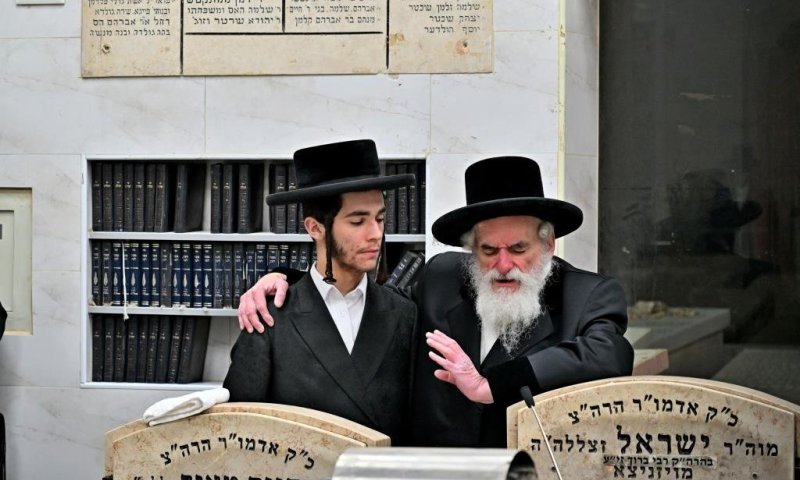 לקראת חתונת הנכד: האדמו"ר מויז'ניץ בתפילה עם החתן באוהל