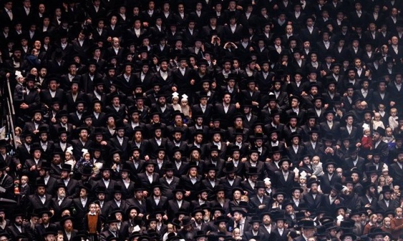 סערה בלונדון: מועצת בארנט חסמה תהלוכת ספר תורה חרדית
