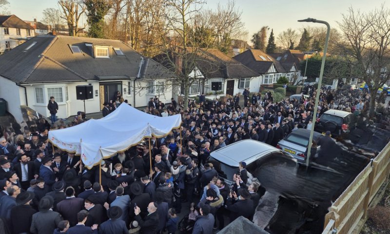 גולדרס גרין נחסמה לתנועה: ספר התורה הוכנס לזכר הראב"ד
