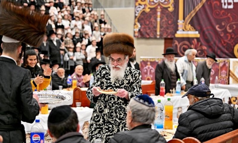 לפני החתונה: האדמו"ר מויז'ניץ חילק כסף ואוכל לעניים