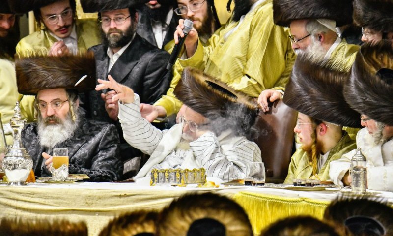 בחתונת נכדו: האדמו"ר עישן סיגריה וזרק לחסידים את מה שנשאר