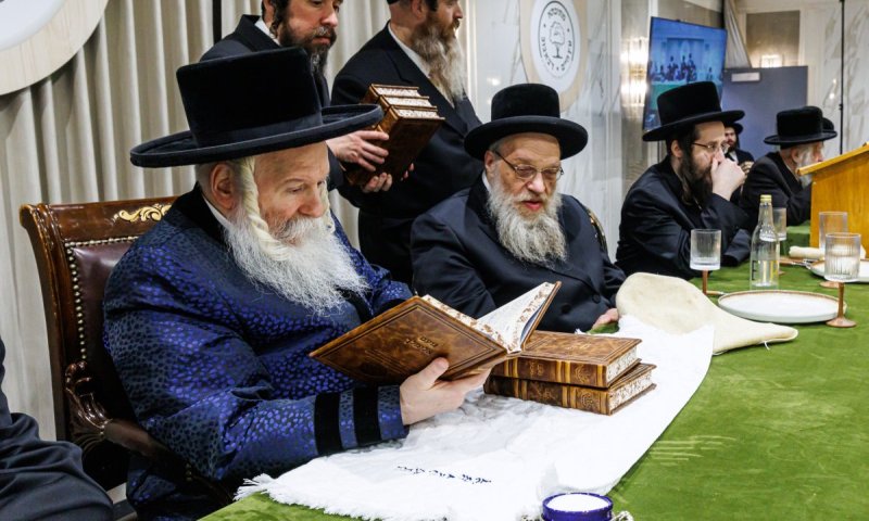 בדינר עץ הגן בבאבוב: הרבי חילק לתורמים 'נועם אלימלך'