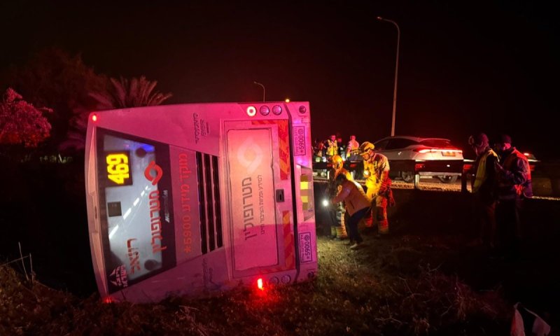 אוטובוס נוסעים התהפך בסמוך לקריית גת: הרוג בתאונה ותריסר פצועים 