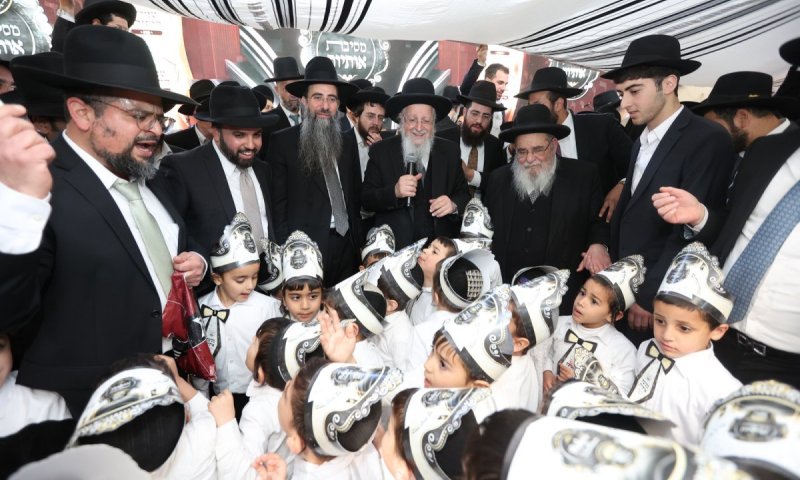 הילדים התכסו תחת הטלית: מסיבת אותיות בתלמודי התורה בצפון
