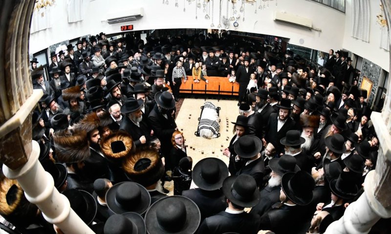 לא הוכתר ממשיך: המונים בהלווית האדמו"ר מאשלג זצ"ל