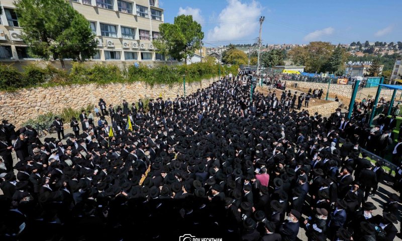 דרכי צפת אבלות: אלפים ליוו את ראש הישיבה הגדולה של חב"ד