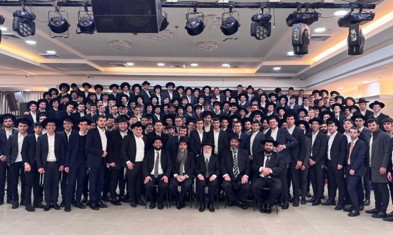 מצטייני ישיבת אבני נזר קיבלו את "ספר החבורות" מראש הישיבה