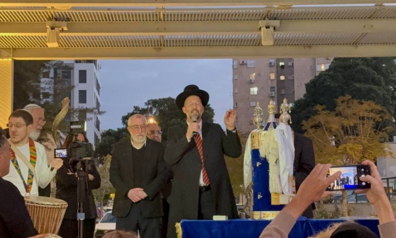 התורה מאחדת: תושבי רמת גן חגגו בהכנסת ספר תורה של הרב ויזל