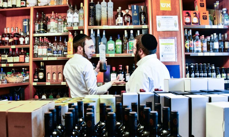 גלריה מרהיבה: בני ברק מתכוננת לפורים בכל הכוח