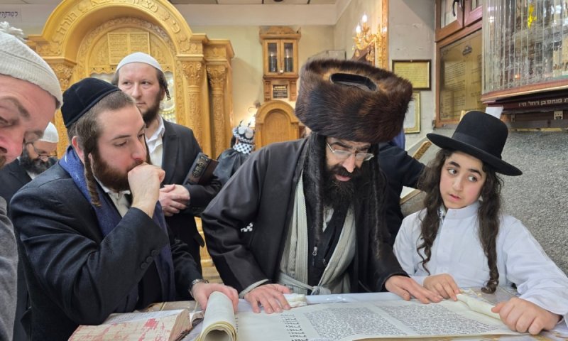 תושבי אומן בקריאת המגילה בקברו של רבי נחמן