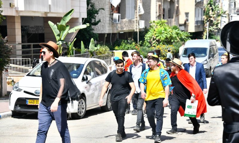 יום שישי קצר: גלריה ממראות פורים ברחובות בני ברק