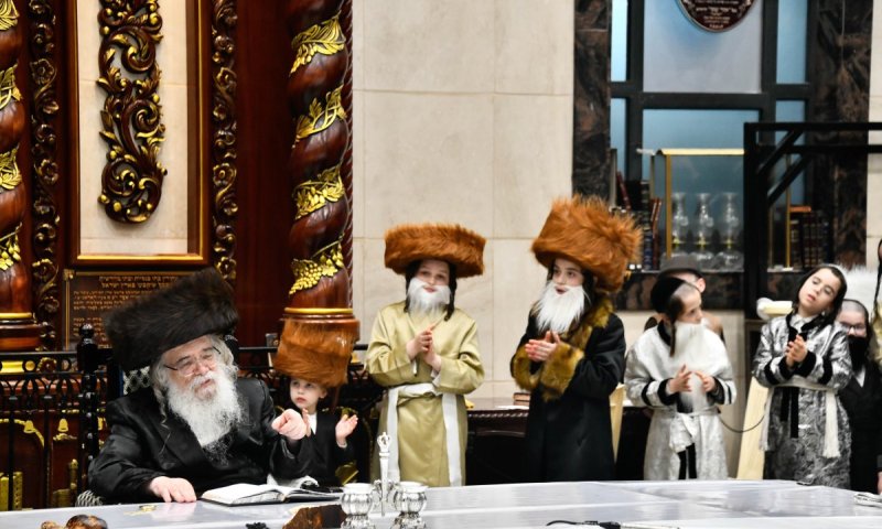 פורים בחצר דאראג: נכדי האדמו"ר התחפשו לאדמו"רים
