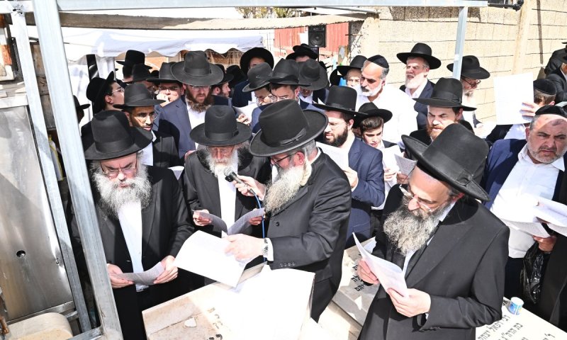שלוש שנים של יתמות: מעמד תפילה בציון מרן הגר"ח קנייבסקי זצ"ל