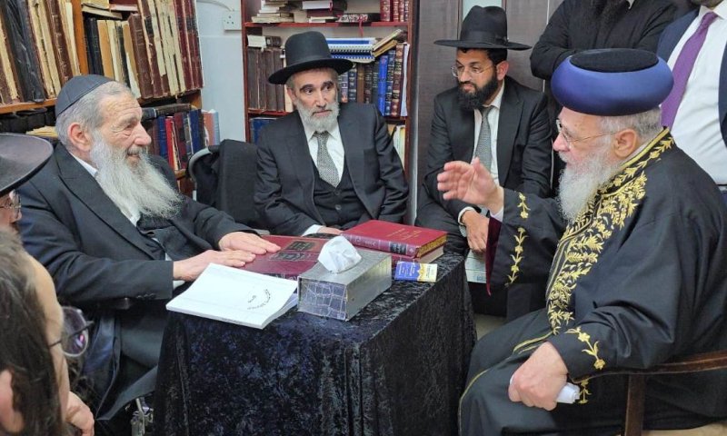 מכל החוגים והעדות: המונים נהרו לנחם בבית חכם ניסים בן שמעון