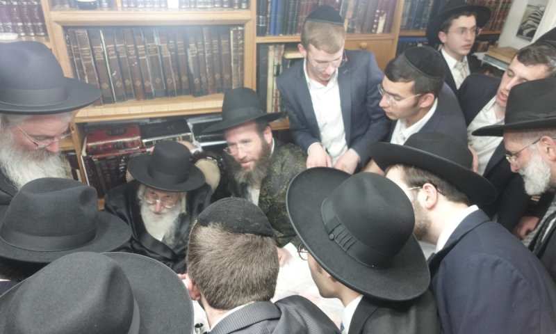 לָבוֹא אֶל הַמֶּלֶךְ: שמחת הפורים במעונו של עמוד ההוראה הגר"ע אויערבאך