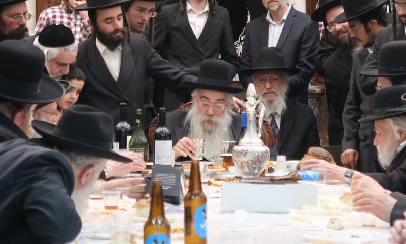 בטיש ההכתרה: הבקשה של האדמו"ר החדש מאשלג מהחסידים