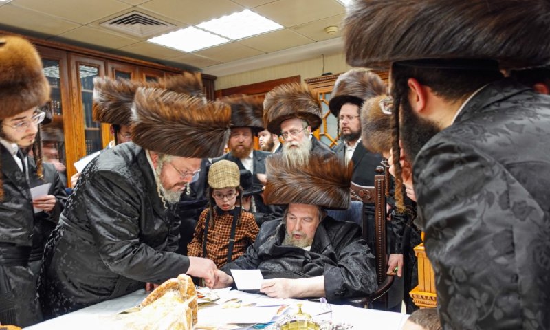 קרח לאסקימוסים: הריקוד בבעלזא במוצ"ש ליל פורים המשולש | תיעוד