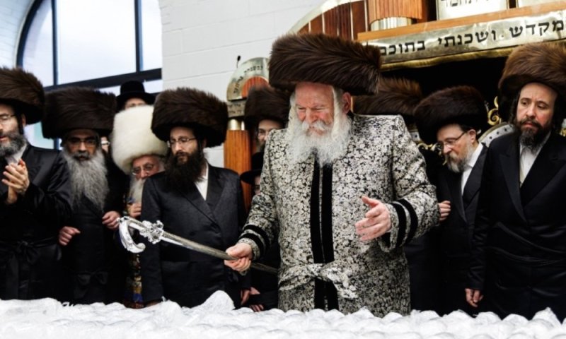 מנהג ה'רימפלען': הרבי מבאבוב שבר בשושן פורים בקבוקים מזכוכית 